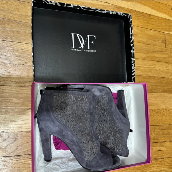 DVF Angel Laser Cut Open Toe Booties Size 6 in Purple Suede - Picture 2 of 7